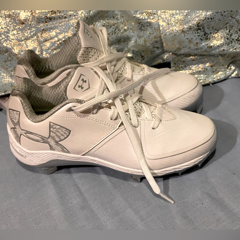 UNDER ARMOUR CLEATS! White Womans size 7!
Good condition!